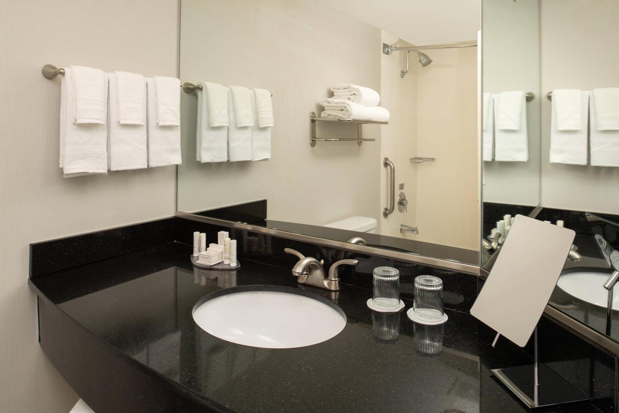 מלון Courtyard By Marriott Portland Airport מראה חיצוני תמונה